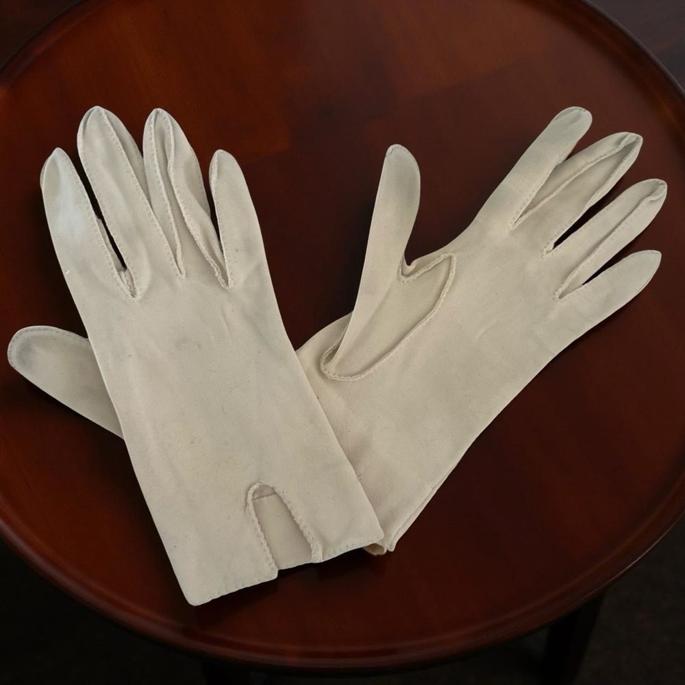 Elegant Cream Wrist Length Opera Gloves